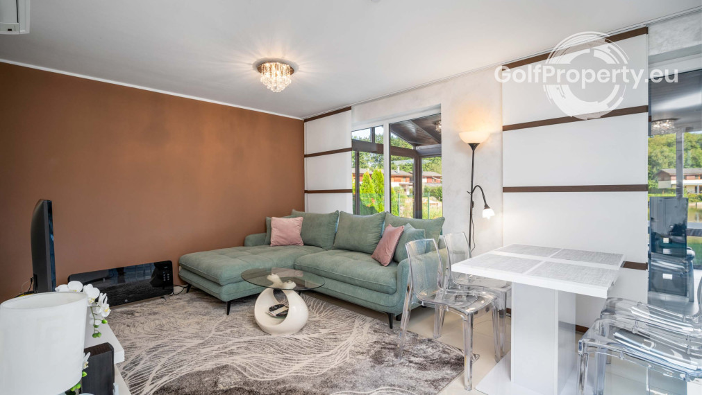 Zrekonštruovaná vilka pri jazere s dokonalým výhľadom a vlastným mólom