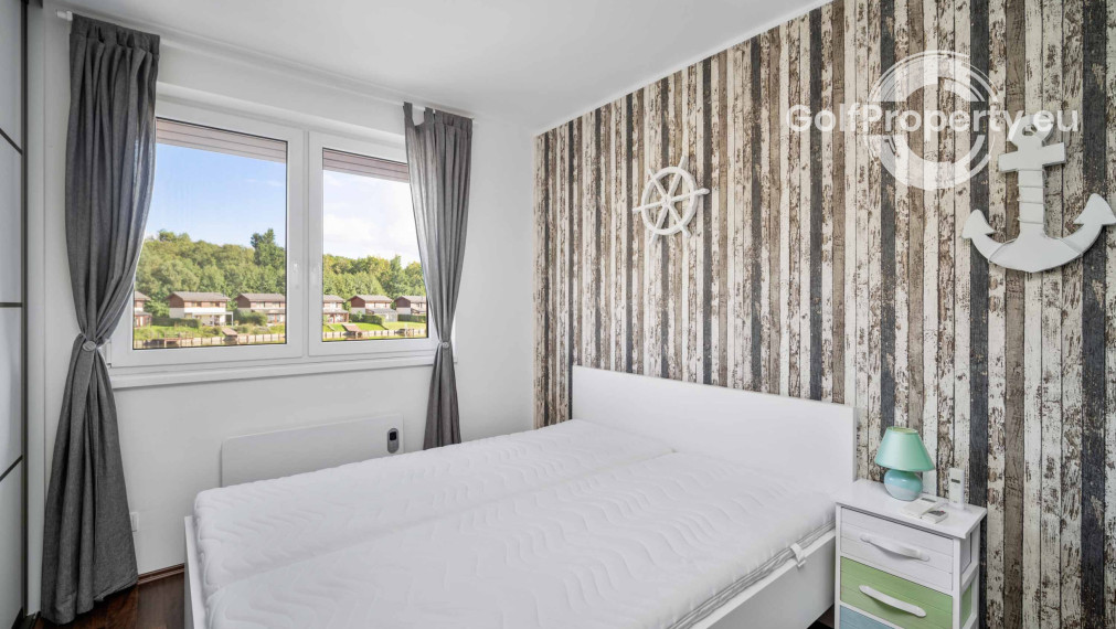 Zrekonštruovaná vilka pri jazere s dokonalým výhľadom a vlastným mólom