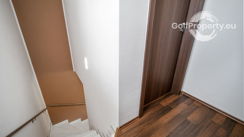 Zrekonštruovaná vilka pri jazere s dokonalým výhľadom a vlastným mólom