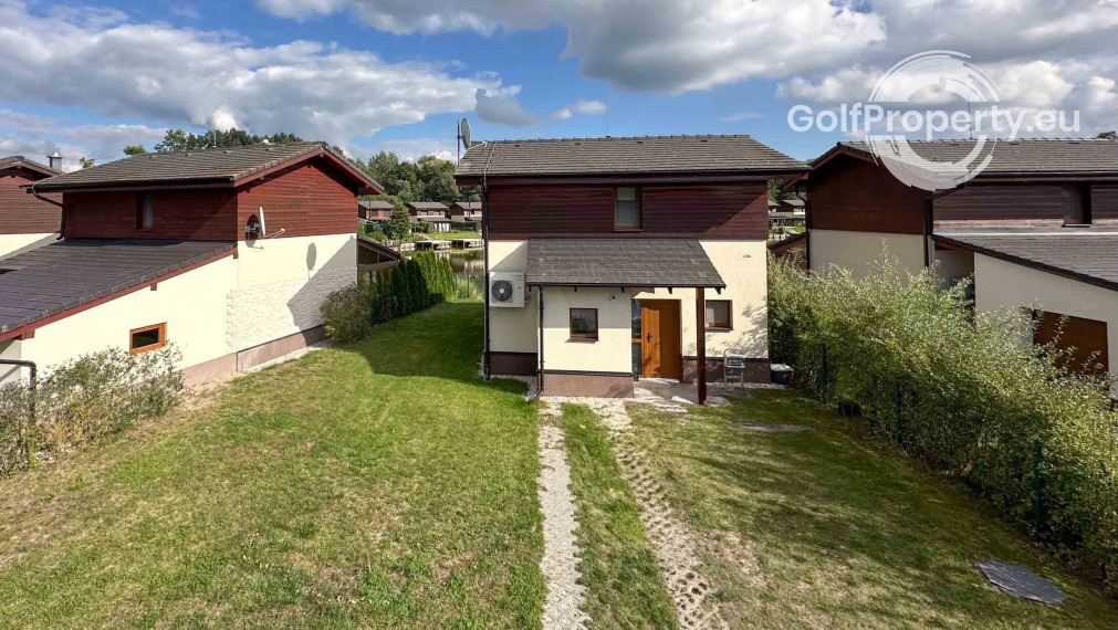 Zrekonštruovaná vilka pri jazere s dokonalým výhľadom a vlastným mólom