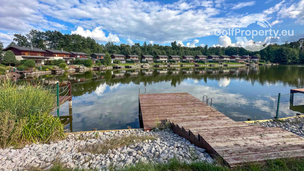 Zrekonštruovaná vilka pri jazere s dokonalým výhľadom a vlastným mólom