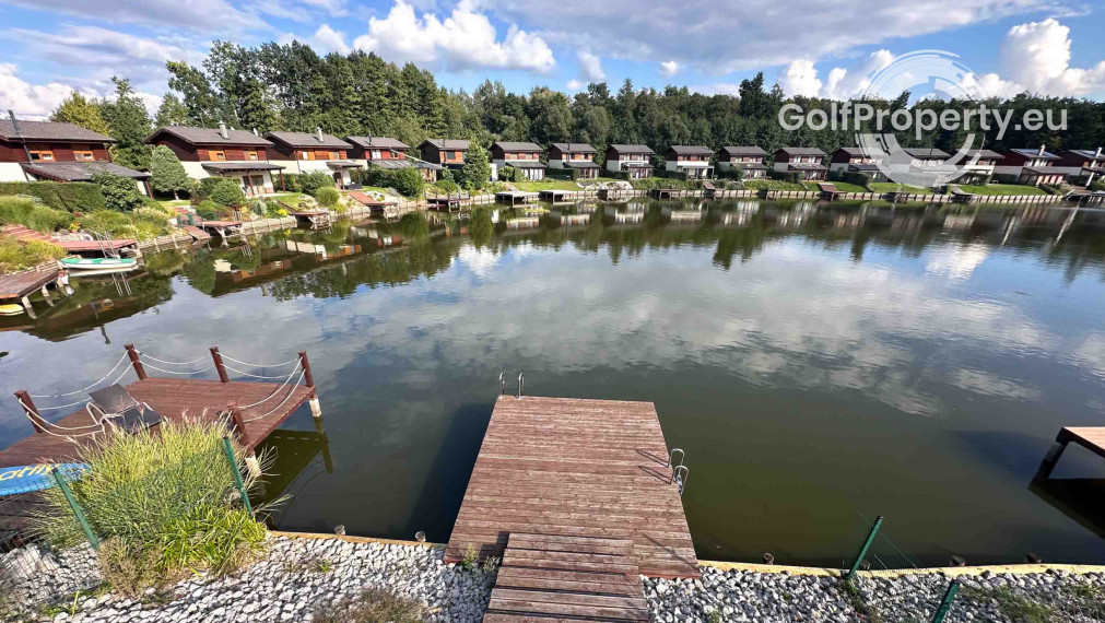 Zrekonštruovaná vilka pri jazere s dokonalým výhľadom a vlastným mólom