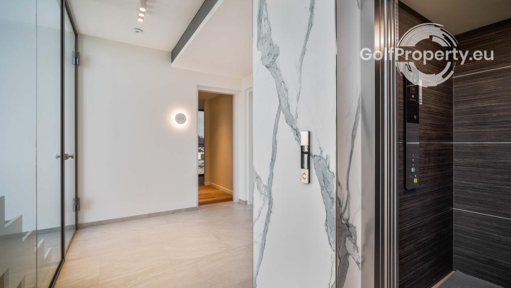 Luxury apartment by the lake .