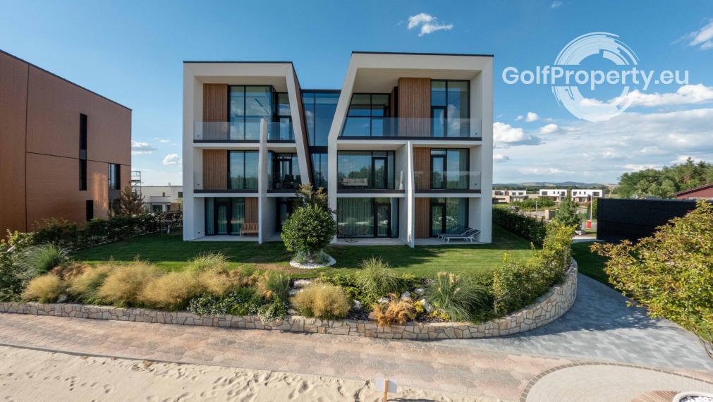 Luxury apartment by the lake .