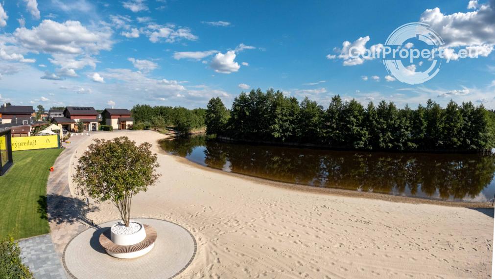 Luxury apartment by the lake .
