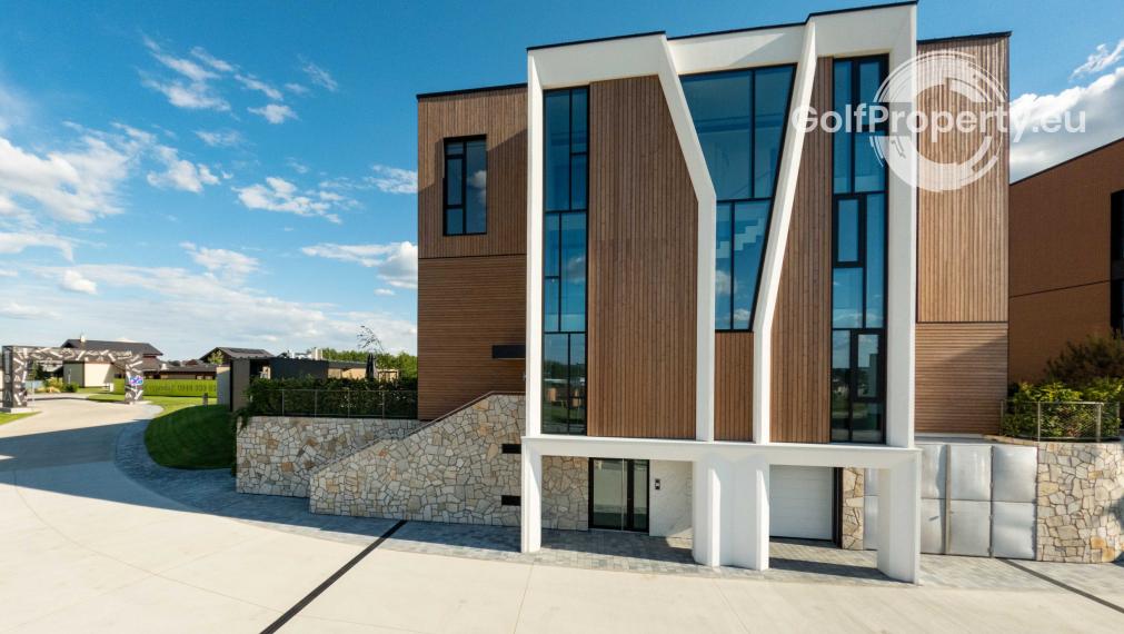 Luxury apartment by the lake .