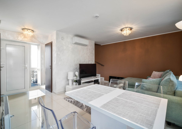 Zrekonštruovaná vilka pri jazere s dokonalým výhľadom a vlastným mólom