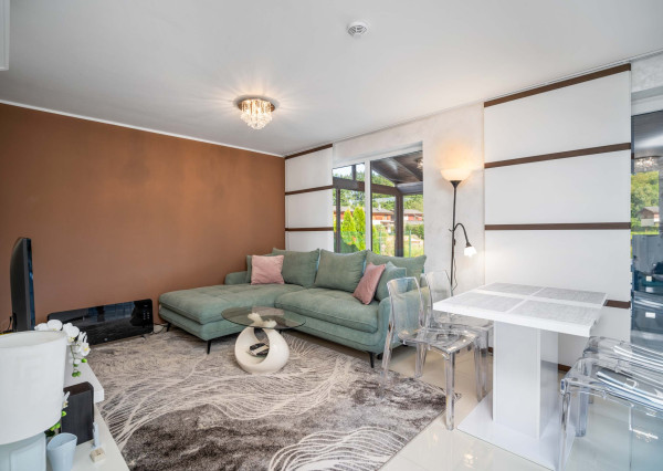 Zrekonštruovaná vilka pri jazere s dokonalým výhľadom a vlastným mólom